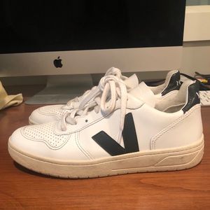 VEJA V-10 sneakers. Used. Great condition